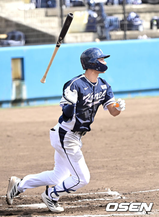 [OSEN=오키나와(일본), 최규한 기자] 2026 WBC(월드베이스볼클래식)를 준비하는 대한민국 야구 대표팀이 21일 오후 일본 오키나와 고친다 구장에서 프로야구 한화 이글스와 연습경기를 펼쳤다. 야구 대표팀은 오키나와에서 국내 팀들과 6차례 연습경기를 치르며 전력을 끌어올릴 예정이다.6회초 무사 선두타자로 나선 대표팀 김주원이 2루타를 날리고 있다. 2026.02.21 / dreamer@osen.co.kr