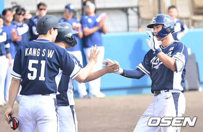 [OSEN=오키나와(일본), 최규한 기자] 2026 WBC(월드베이스볼클래식)를 준비하는 대한민국 야구 대표팀이 21일 오후 일본 오키나와 고친다 구장에서 프로야구 한화 이글스와 연습경기를 펼쳤다. 야구 대표팀은 오키나와에서 국내 팀들과 6차례 연습경기를 치르며 전력을 끌어올릴 예정이다.7회초 무사 1, 2루 상황 대표팀 김주원이 역전 좌월 스리런포를 날리고 홈을 밟은 뒤 선행주자들과 인사를 나누고 있다. 2026.02.21 / dreamer@osen.co.kr