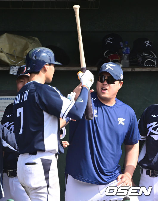 [OSEN=오키나와(일본), 최규한 기자] 2026 WBC(월드베이스볼클래식)를 준비하는 대한민국 야구 대표팀이 21일 오후 일본 오키나와 고친다 구장에서 프로야구 한화 이글스와 연습경기를 펼쳤다. 야구 대표팀은 오키나와에서 국내 팀들과 6차례 연습경기를 치르며 전력을 끌어올릴 예정이다.7회초 무사 1, 2루 상황 대표팀 김주원이 역전 좌월 스리런포를 날리고 홈을 밟은 뒤 류현진을 비롯한 동료들과 인사를 나누고 있다. 2026.02.21 / dreamer@osen.co.kr