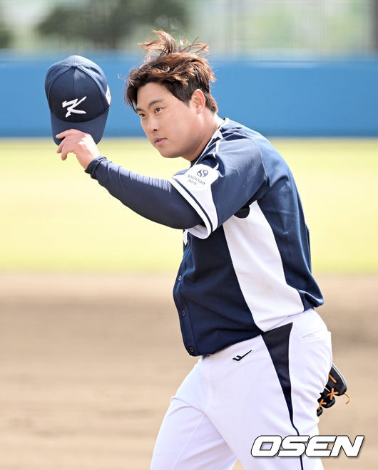 [OSEN=오키나와(일본), 최규한 기자] 2026 WBC(월드베이스볼클래식)를 준비하는 대한민국 야구 대표팀이 21일 오후 일본 오키나와 고친다 구장에서 프로야구 한화 이글스와 연습경기를 펼쳤다. 야구 대표팀은 오키나와에서 국내 팀들과 6차례 연습경기를 치르며 전력을 끌어올릴 예정이다.2회말 대표팀 선발 류현진이 이닝을 마친 뒤 더그아웃으로 향하며 한화 벤치를 향해 모자를 벗어 인사하고 있다. 2026.02.21 / dreamer@osen.co.kr