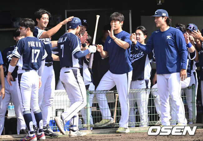 [OSEN=오키나와(일본), 최규한 기자] 2026 WBC(월드베이스볼클래식)를 준비하는 대한민국 야구 대표팀이 21일 오후 일본 오키나와 고친다 구장에서 프로야구 한화 이글스와 연습경기를 펼쳤다. 야구 대표팀은 오키나와에서 국내 팀들과 6차례 연습경기를 치르며 전력을 끌어올릴 예정이다.7회초 무사 1, 2루 상황 대표팀 김주원이 역전 좌월 스리런포를 날리고 더그아웃 동료들과 인사를 나누고 있다. 2026.02.21 / dreamer@osen.co.kr