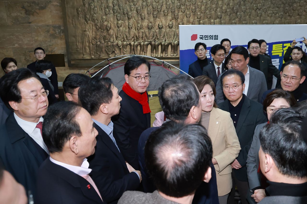 국민의힘 긴급 의원총회를 마친 송언석 원내대표와 중진 의원들이 지난달 21일 국회 로텐더홀 장동혁 대표 단식 농성장에 모여 있다. 이날 단식 농성장에 구급대원이 출동했지만 장 대표는 병원 이송을 거부했다. 연합뉴스