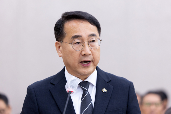 김인호 산림청장이 지난해 10월20일 서울 여의도 국회에서 열린 농림축산식품해양수산위원회 산림청 등에 대한 국정감사에 출석해 업무보고하고 있다. 뉴스1