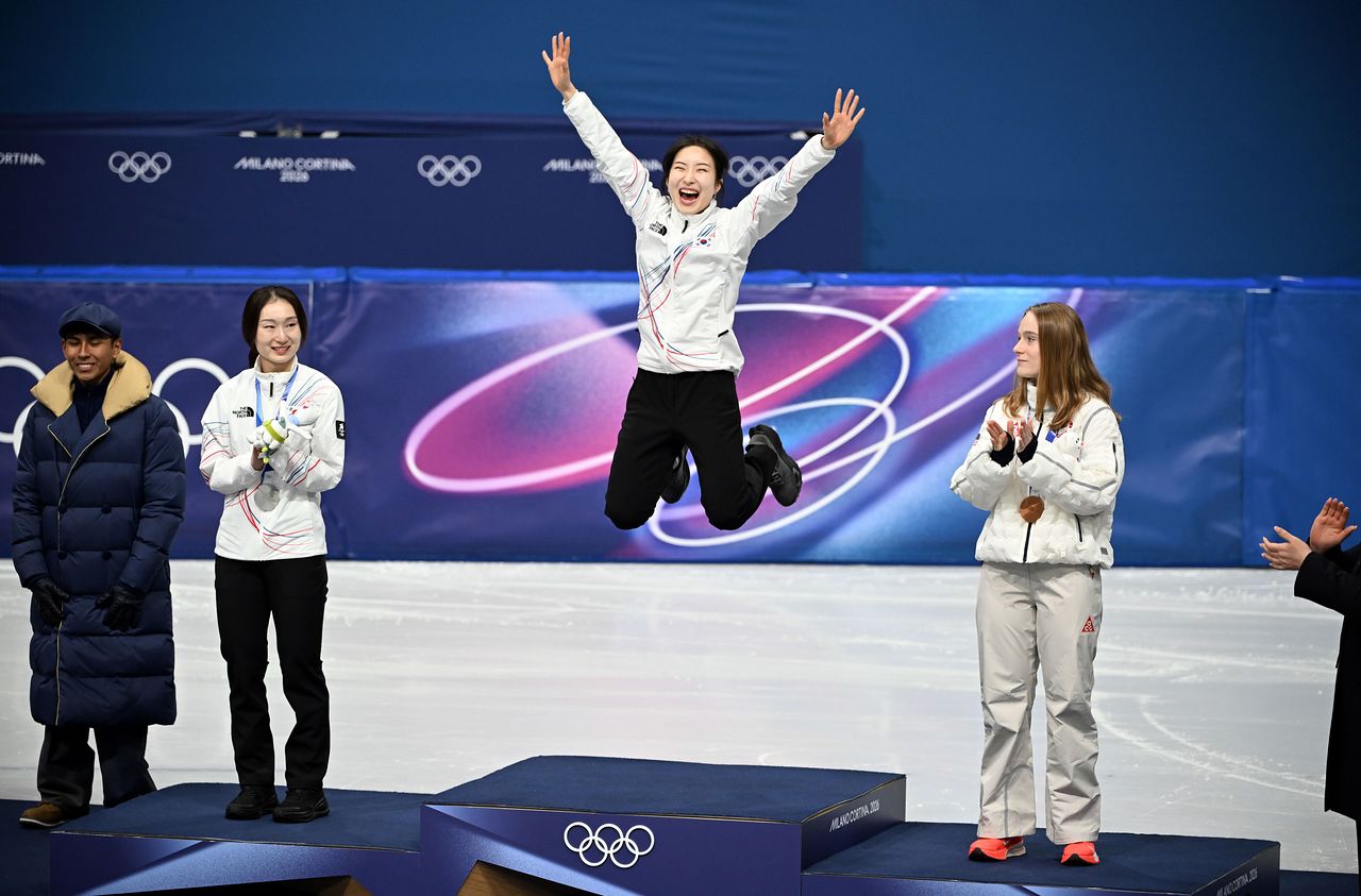 20일(현지시간) 이탈리아 밀라노 아이스스케이팅 아레나에서 열린 쇼트트랙 여자 1500m 결승전 시상식 장면. 금메달을 딴 김길리 선수가 펄쩍 뛰며 기뻐하고 있다. 김종호 기자