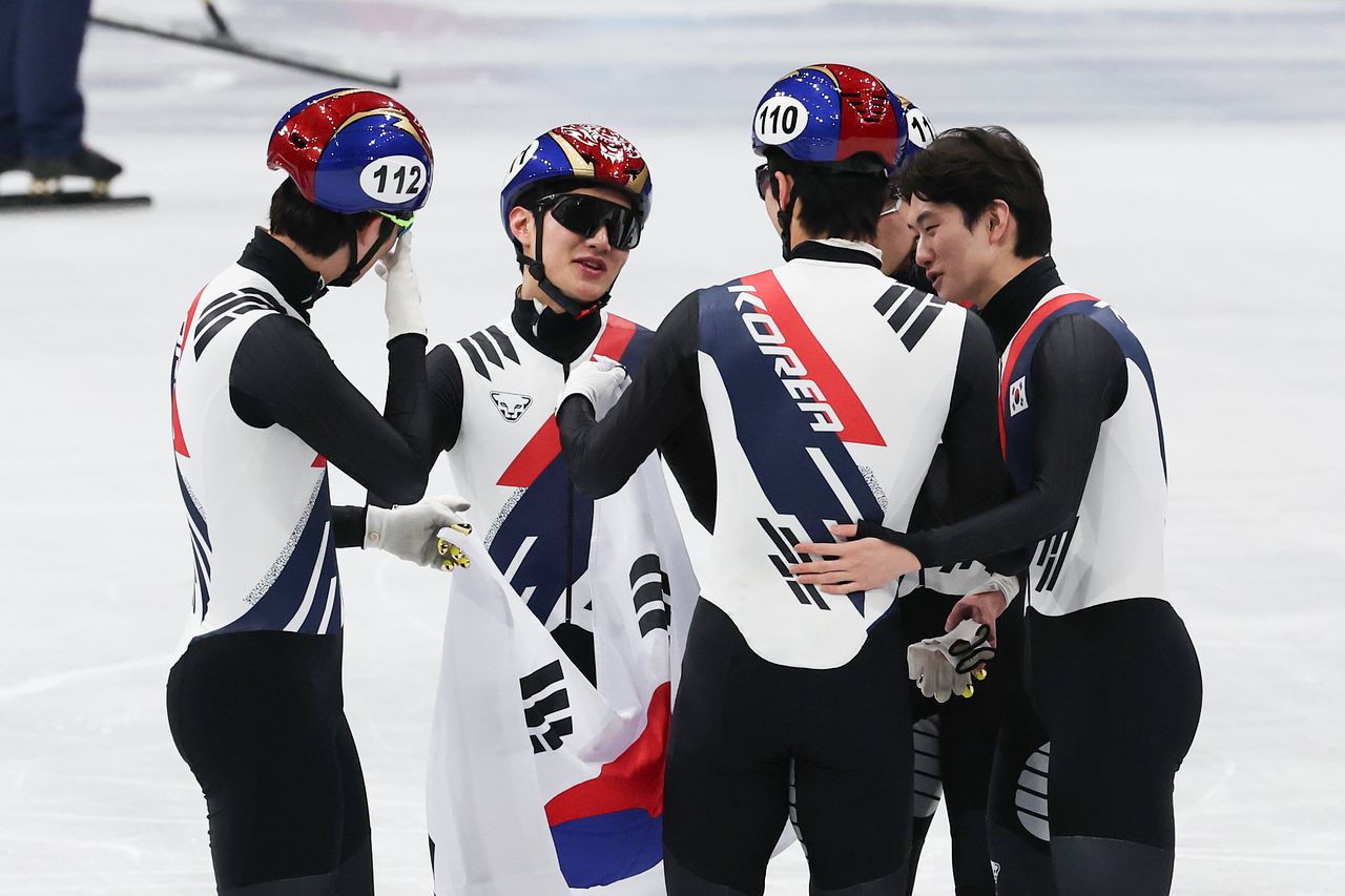 21일(한국시간) 이탈리아 밀라노 아이스스케이팅 아레나에서 열린 2026 밀라노코르티나담페초 동계올림픽 쇼트트랙 남자 5000m 계주 결승에서 은메달을 차지한 한국 남자 대표팀 선수들. 연합뉴스