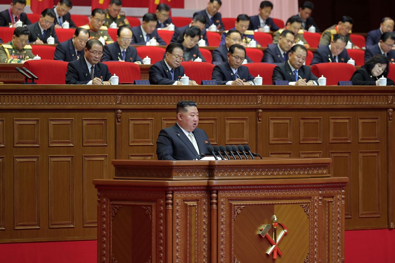 지난 20일 김정은 북한 국무위원장이 참석한 가운데 열린 제9차대회 이틀째 회의에서 제8기 당중앙위원회 사업총화 보고를 시작했다. 뉴스1