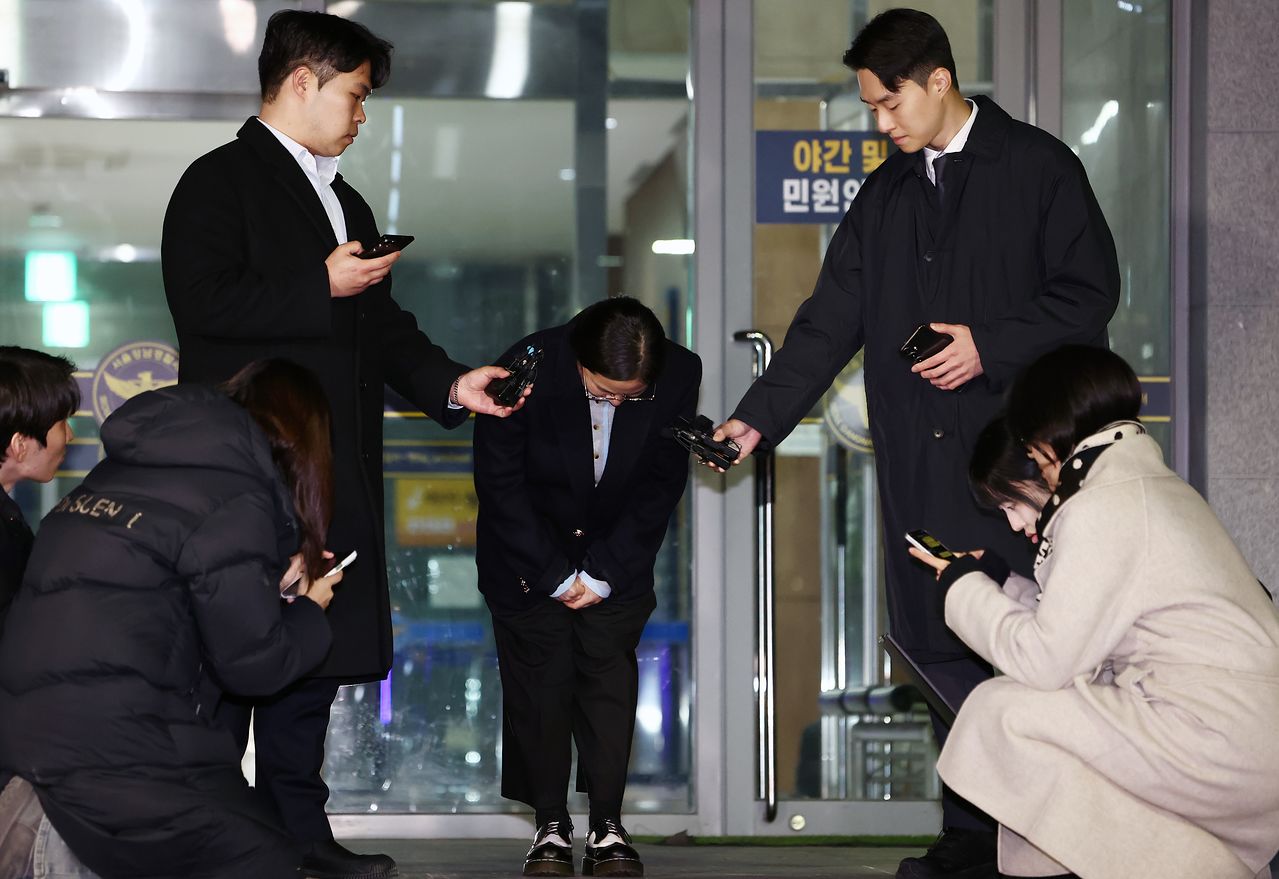 전 매니저들에게 갑질을 했다는 등의 의혹에 휩싸인 방송인 박나래씨가 20일 밤 서울 강남경찰서에서 피고발인 조사를 마치고 나오며 고개 숙여 인사하고 있다. 뉴스1