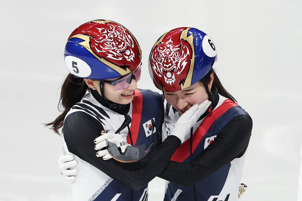 여자 1500m 금메달을 따낸 김길리(오른쪽)에게 축하 인사를 건네는 최민정. 연합뉴스