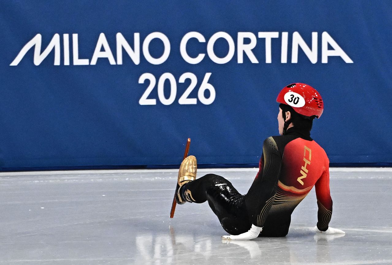 중국 쇼트트랙 선수 린샤오쥔(林孝埈, 한국명 임효준)이 14일(현지시간) 이탈리아 밀라노 아이스스케이팅 아레나에서 열린 2026 밀라노 코르티나담페초 동계올림픽 쇼트트랙 남자 1500m 준준결승에서 넘어지고 있다. 김종호 기자. 2026.02.14.