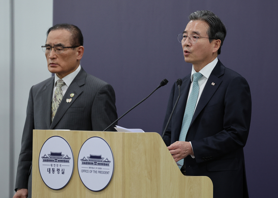 지난해 10월 29일 김용범 대통령실 정책실장(오른쪽)이 경주 APEC 국제미디어센터에서 한미 관세협상 관련 브리핑을 하고 있다. 왼쪽은 위성락 국가안보실장. 사진 청와대사진기자단