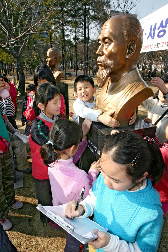 2007년 국채보상 100주년 기념행사에서 대구 시내 20개 30여 명의 초등생들이 대구 국채보상운동 기념공원을 찾아 김광제, 서상돈 흉상 주변에서 설명을 듣고 있다. 중앙포토