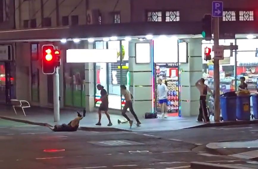 지난 18일(현지시간) 호주 시드니 도심 길거리에서 신원 미상의 남성 3명이 20대 한국인 청년을 공격하는 장면. 사진 엑스 캡처