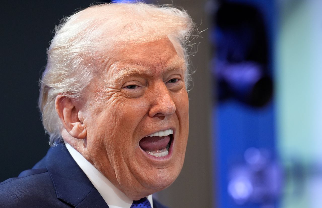 도널드 트럼프 미국 대통령이 20일(현지시간) 백악관 브리핑룸에서 열린 기자회견 도중 대법원이 상호관세를 위법이라고 판결한 것과 관련 목소리를 높여 불만을 표하고 있다. EPA=연합뉴스