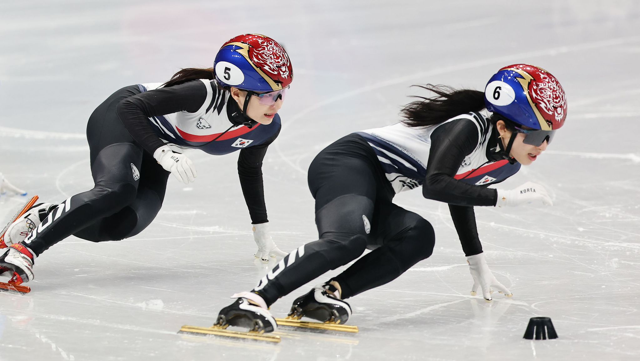 쇼트트랙 최민정과 김길리가 20일(현지시간) 이탈리아 밀라노 아이스스케이팅 아레나에서 열린 2026 밀라노 코르티나담페초 동계올림픽 여자 쇼트트랙 여자 1500m 결승에서 레이스를 펼치고 있다. 김종호 기자 