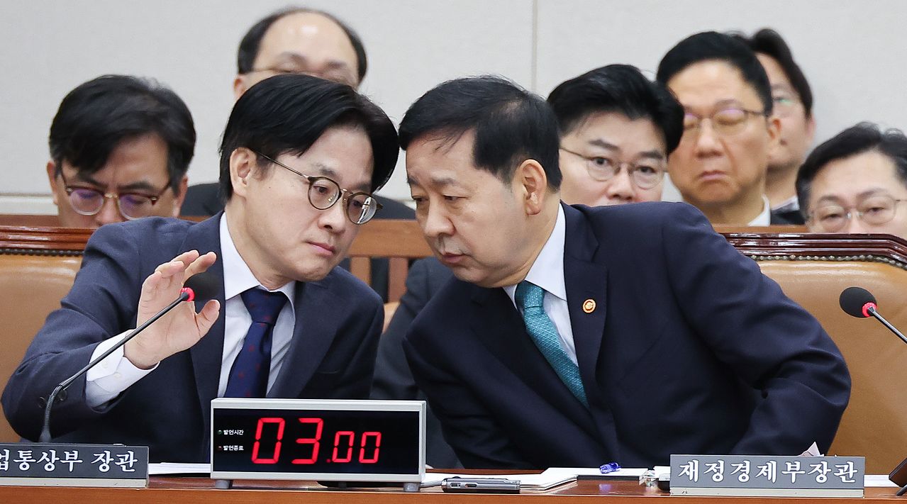 구윤철 경제부총리 겸 재정경제부 장관(앞줄 오른쪽)과 김정관 산업통상부 장관이 12일 국회에서 열린 대미투자특별법처리를위한특별위원회 전체회의에서 대화하고 있다. 임현동 기자