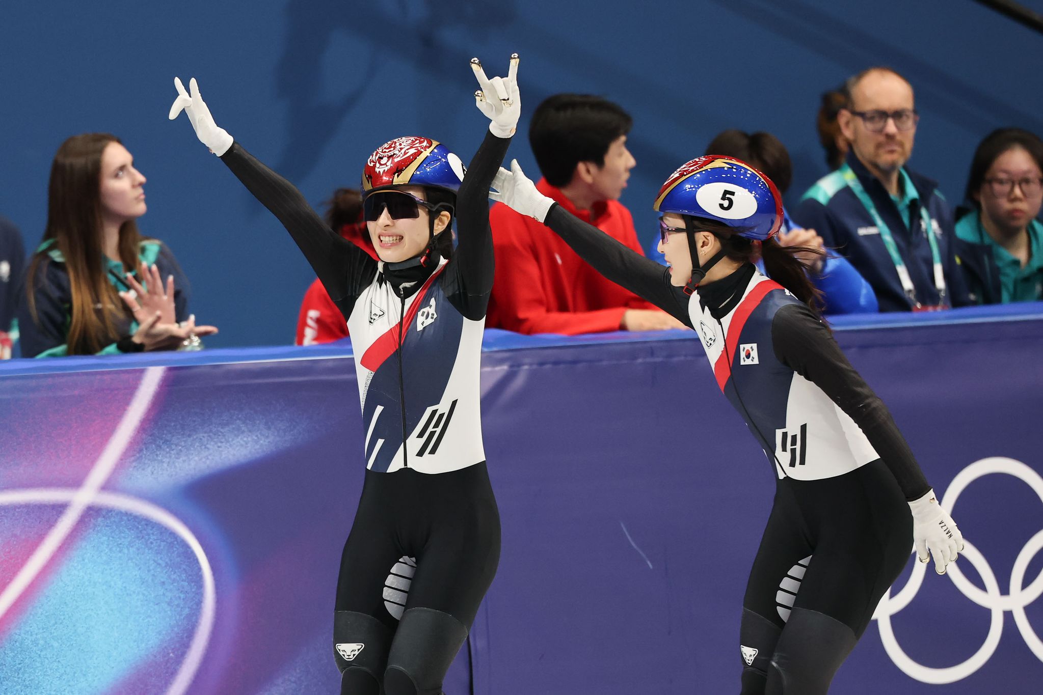 쇼트트랙 김길리가 20일(현지시간) 이탈리아 밀라노 아이스스케이팅 아레나에서 열린 2026 밀라노 코르티나담페초 동계올림픽 여자 쇼트트랙 여자 1500m 결승에서 금메달을 확보한 뒤 환호하고 있다. 오른쪽은 은메달을 획득한 최민정. 김종호 기자 