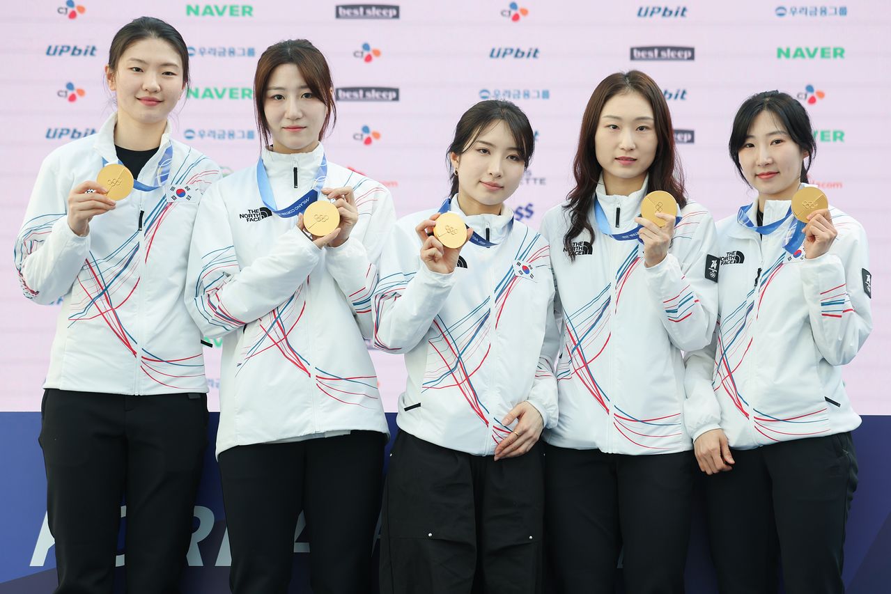 메달 들고 기념촬영하는 쇼트트랙 여자 대표팀 심석희(왼쪽부터), 노도희, 김길리, 최민정, 이소연.. 연합뉴스
