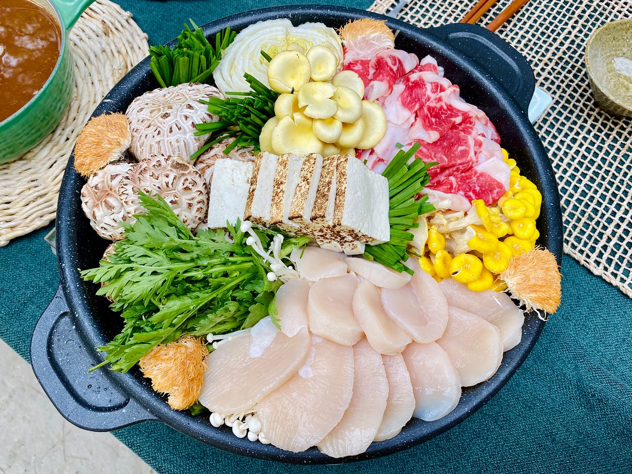 키조개 패주(관자)와 표고버섯·한우를 돌판에 구워 먹는 ‘장흥삼합’. 구이뿐 아니라 전골로도 별미다. [사진 박상현]