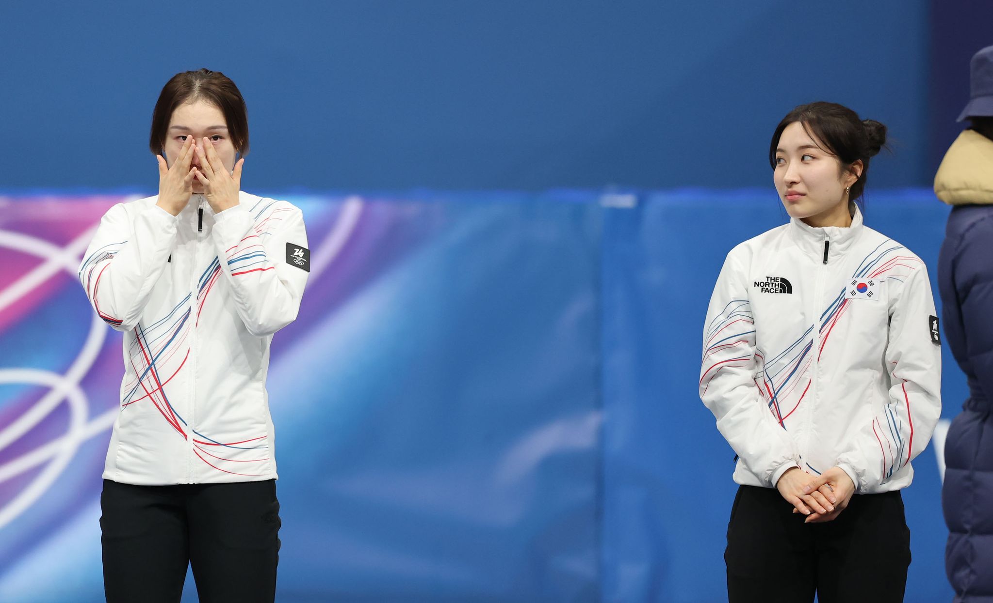 쇼트트랙 최민정이 20일(현지시간) 이탈리아 밀라노 아이스스케이팅 아레나에서 열린 2026 밀라노 코르티나담페초 동계올림픽 여자 쇼트트랙 여자 1500m 결승 시상식에서 눈물을 흘리고 있다. 오른쪽은 김길리. 김종호 기자 