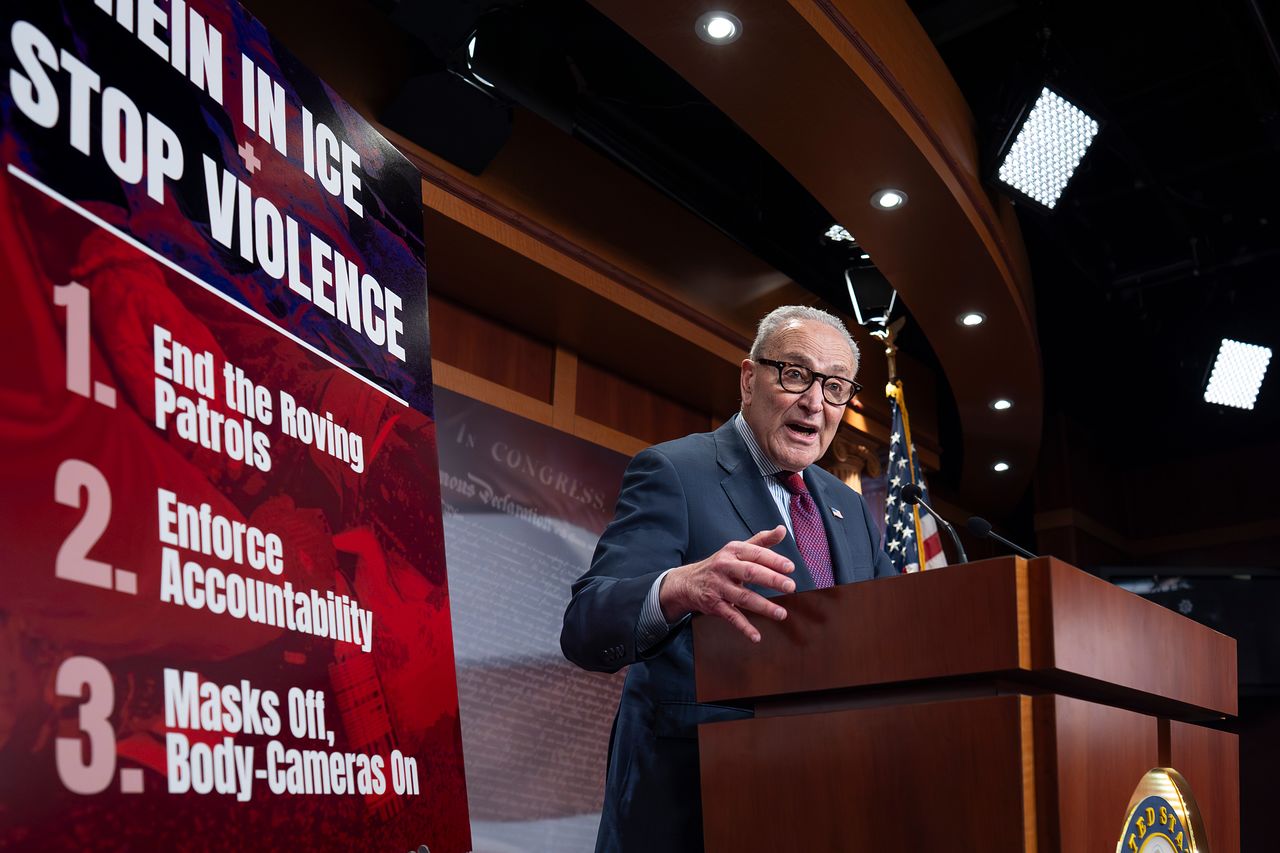 척 슈머 민주당 상원 원내대표가 지난 12일 트럼프 대통령의 강경한 이민정책을 비판하는 기자회견을 진행하고 있다. AP=연합뉴스