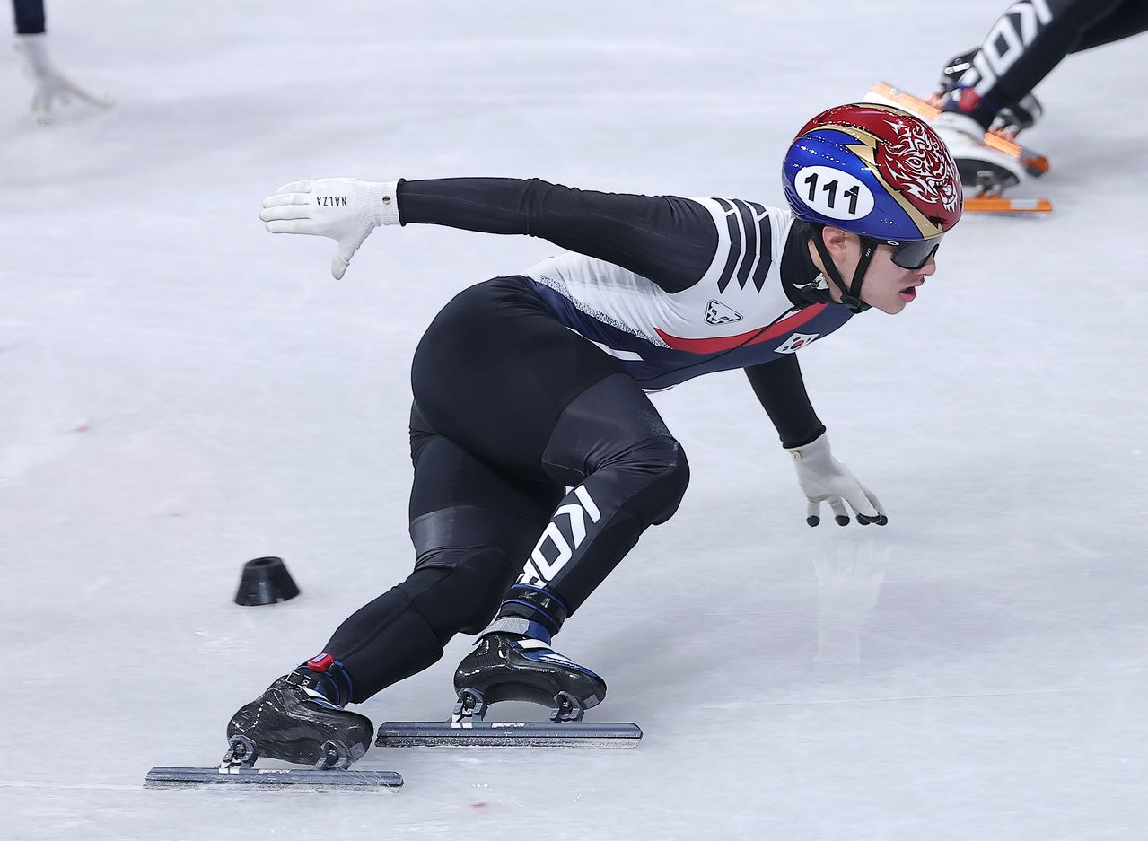 2026 밀라노·코르티나담페초 동계올림픽 쇼트트랙 남자 5000m 계주 준결승에서 질주하는 이정민. 뉴스1
