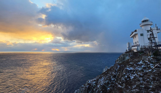 2026년 새해 첫해가 대한민국 최동단 독도에서 떠오르며, 독도가 대한민국 영토임을 다시 한번 분명히 보여줬다.   대한민국에서 가장 먼저 해가 뜨는 곳은 독도다. 서경덕 성신여대 교수는 지난 1월 1일 자신의 SNS를 통해 2026년 새해 첫날 독도에서 근무 중인 한 관계자가 촬영한 일출 사진을 공개했다. 연합뉴스