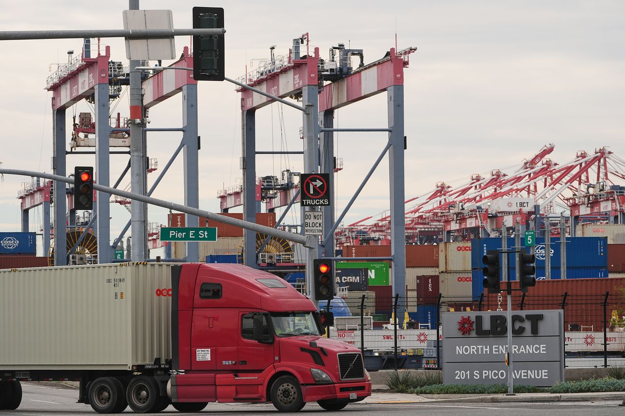 20일(현지시간) 미국 캘리포니아주 롱비치 항에 수출 물품 컨테이너가 적재돼 있다. AP=연합뉴스