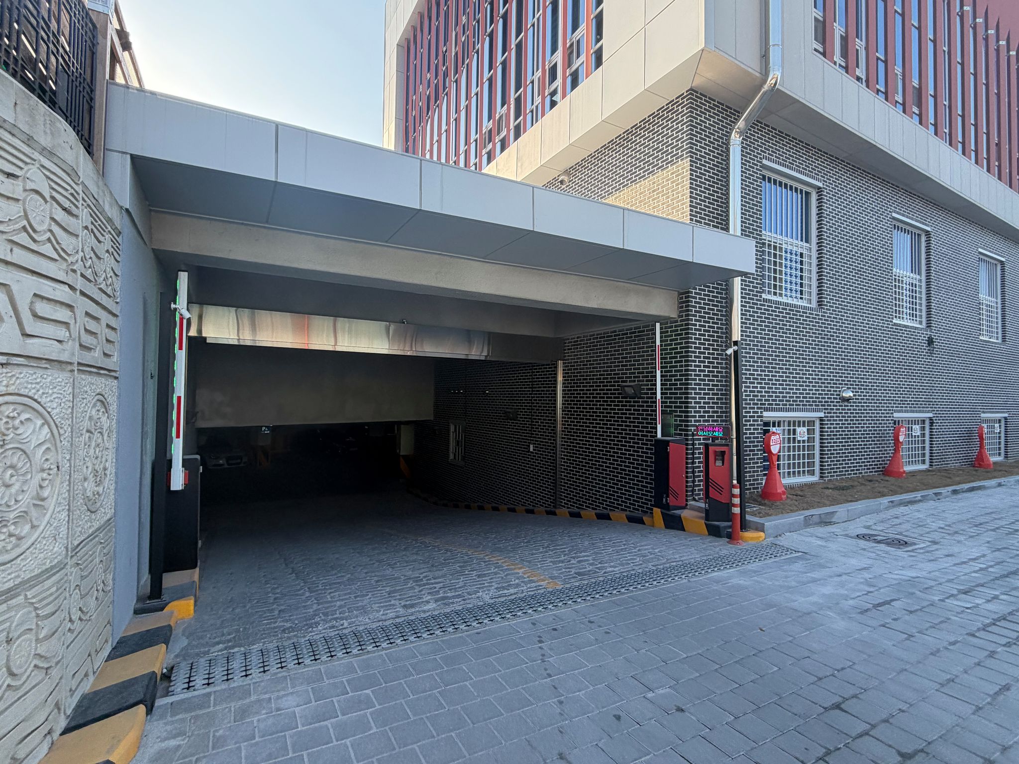 전북도립국악원 지하 주차장 입구. 통로가 좁아 차들이 뒤엉켜 정체되는 일이 잦다고 한다. 김준희 기자