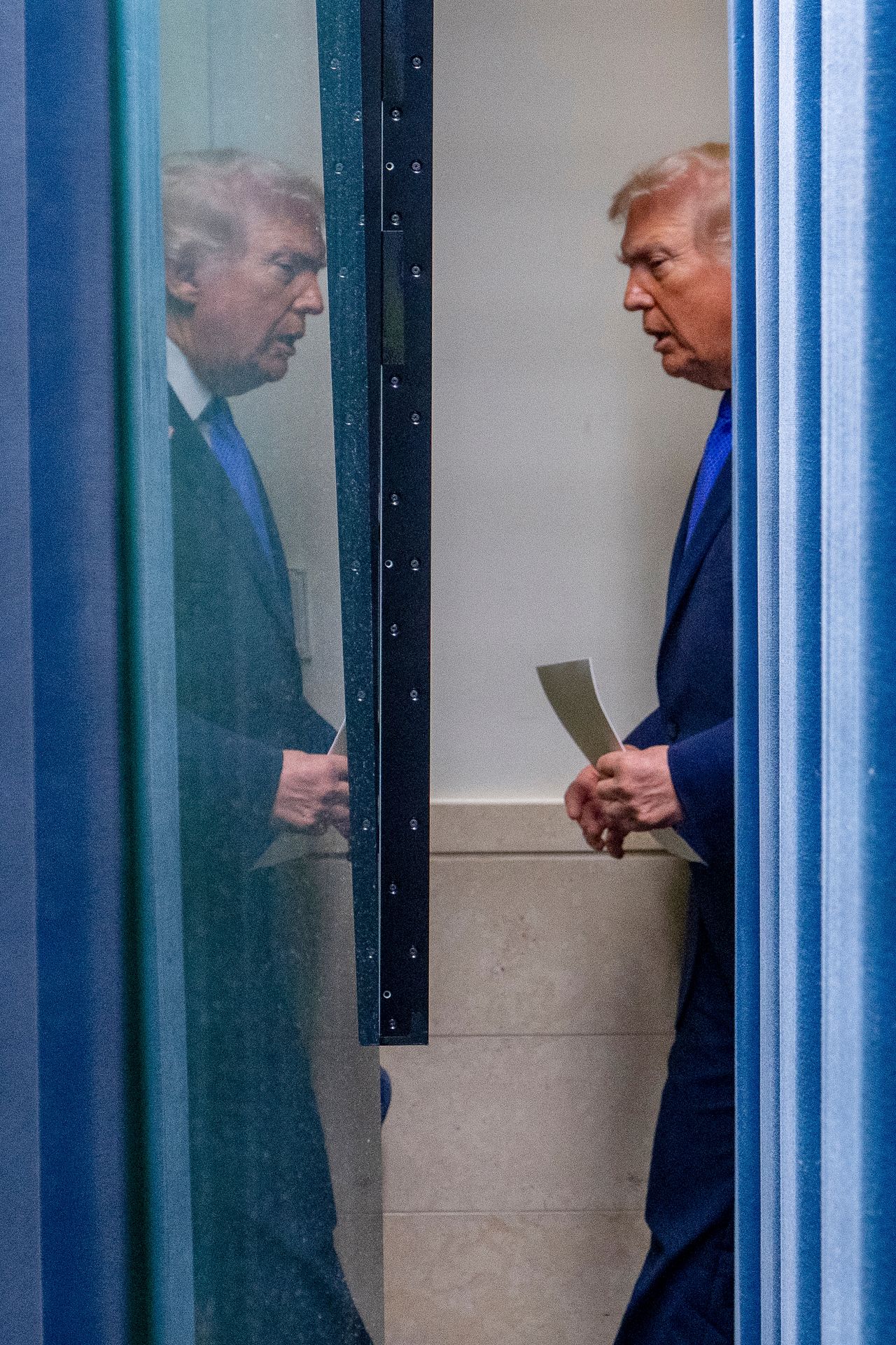 도널드 트럼프 대통령이 대법원이 상호관세를 위법으로 판결한 직후인 20일(현지시간) 워싱턴 백악관 제임스 브래디 기자회견장에 들어서고 있다. AP=연합뉴스