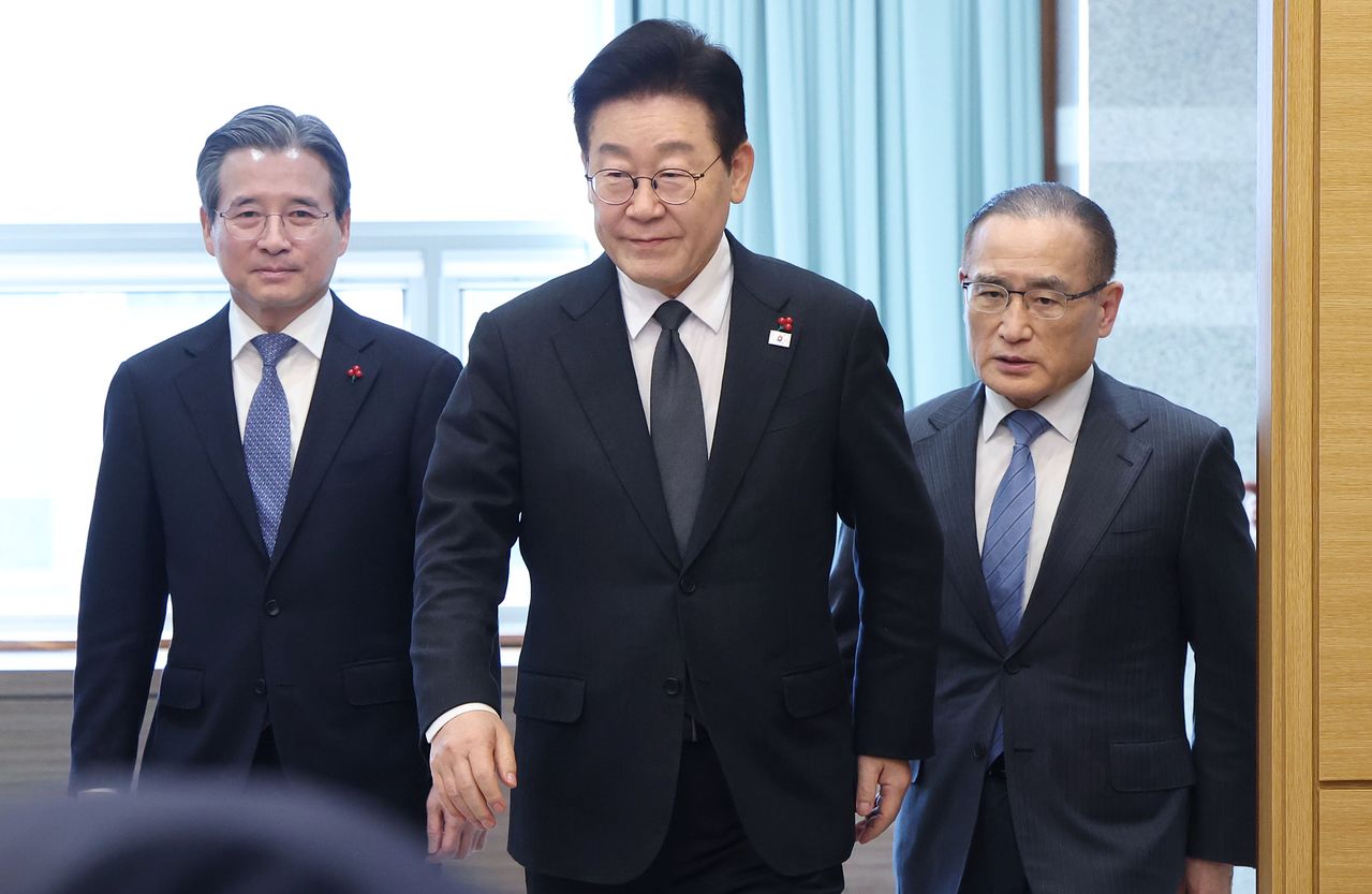 이재명 대통령이 지난달 29일 청와대에서 열린 수석·보좌관 회의에서 김용범 정책실장, 위성락 안보실장과 함께 입장하고 있다. 청와대사진기자단