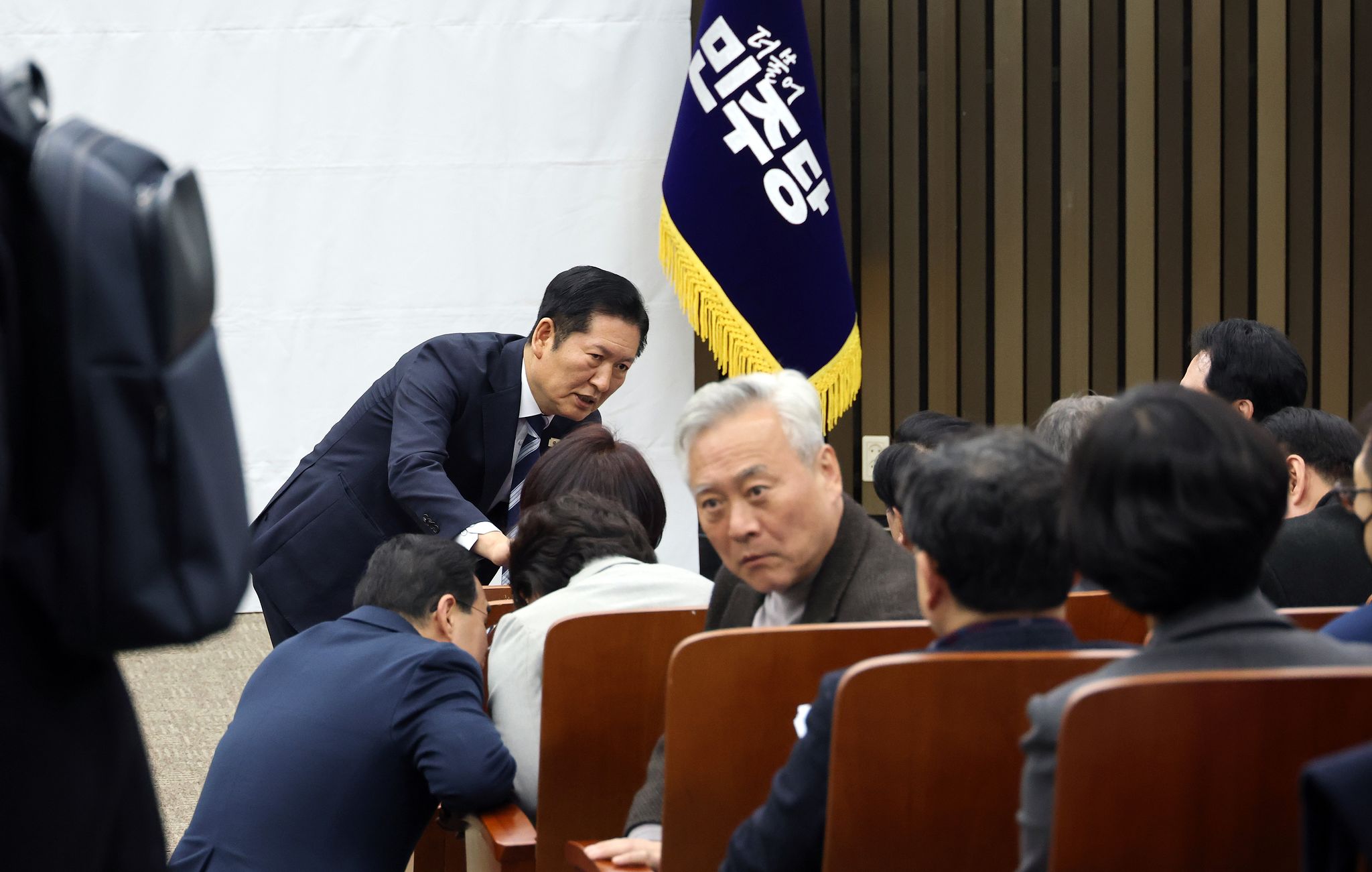 더불어민주당 정청래 대표가 22일 국회에서 비공개로 열린 의원총회에서 참석 의원들과 인사하고 있다. 연합뉴스