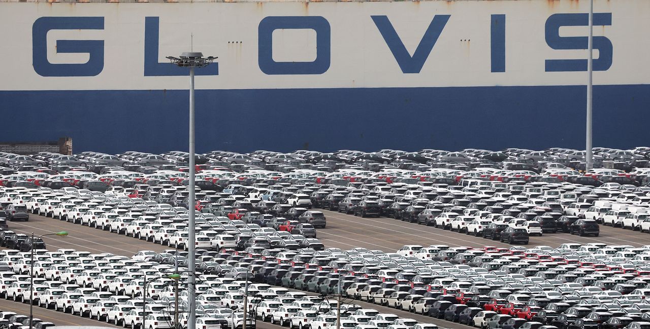 도널드 트럼프 미국 대통령이 21일(현지시각) 연방대법원의 상호관세 위법 판결 하루만에 '글로벌 관세'를 10%에서 15%로 인상하겠다고 전격 발표했다. 트럼프 대통령이 꺼내든 무역법 122조는 심각한 국제수지 적자 해소를 위해 대통령이 최대 15%의 관세를 150일간 한시적으로 부과할 수 있도록 허용한다. 사진은 22일 경기 평택시 포승읍 평택항에 수출용 자동차가 세워진 모습. 뉴스1