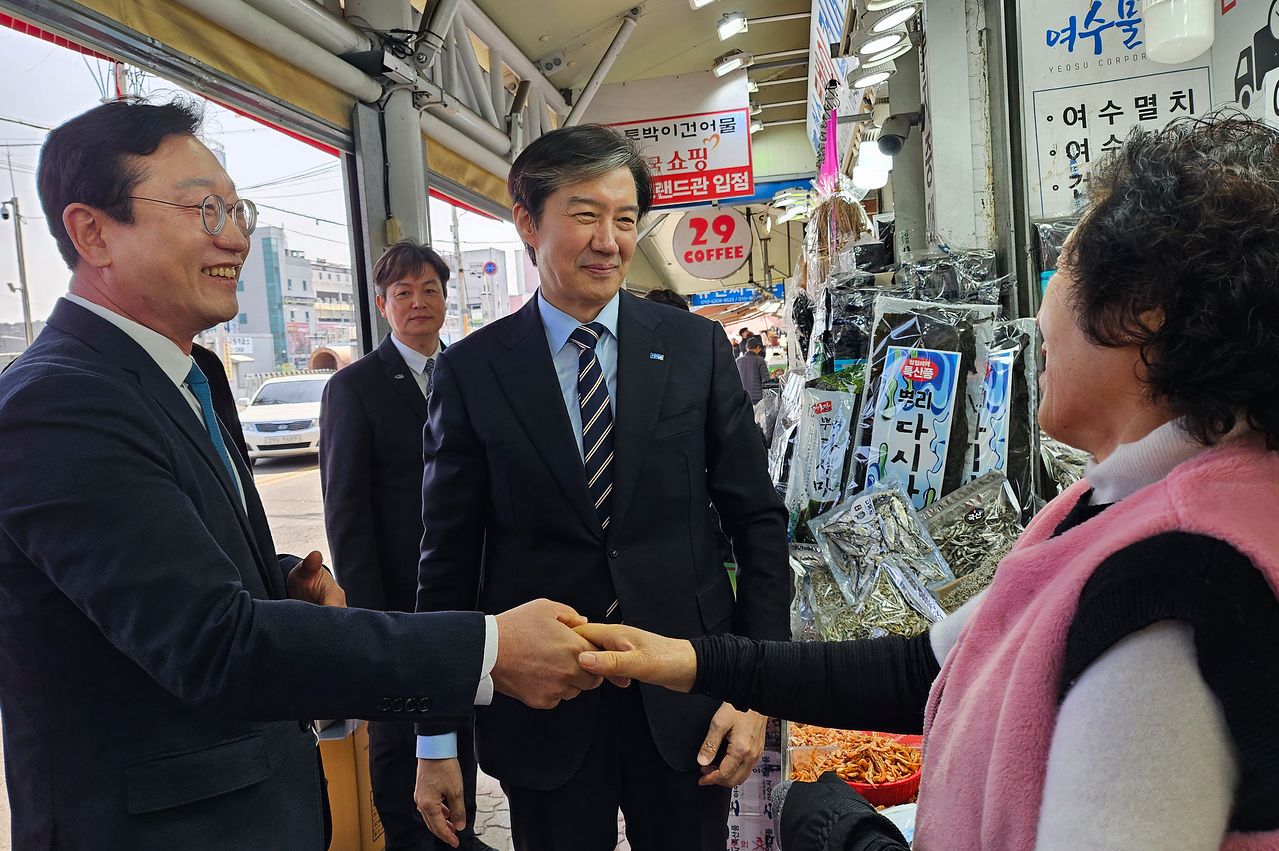 조국혁신당 조국(가운데) 대표가 22일 오전 전남 여수시를 방문해 여수시장 출마를 선언한 명창환 전 전남도 행정부지사와 상인들을 만나고 있다. 연합뉴스 