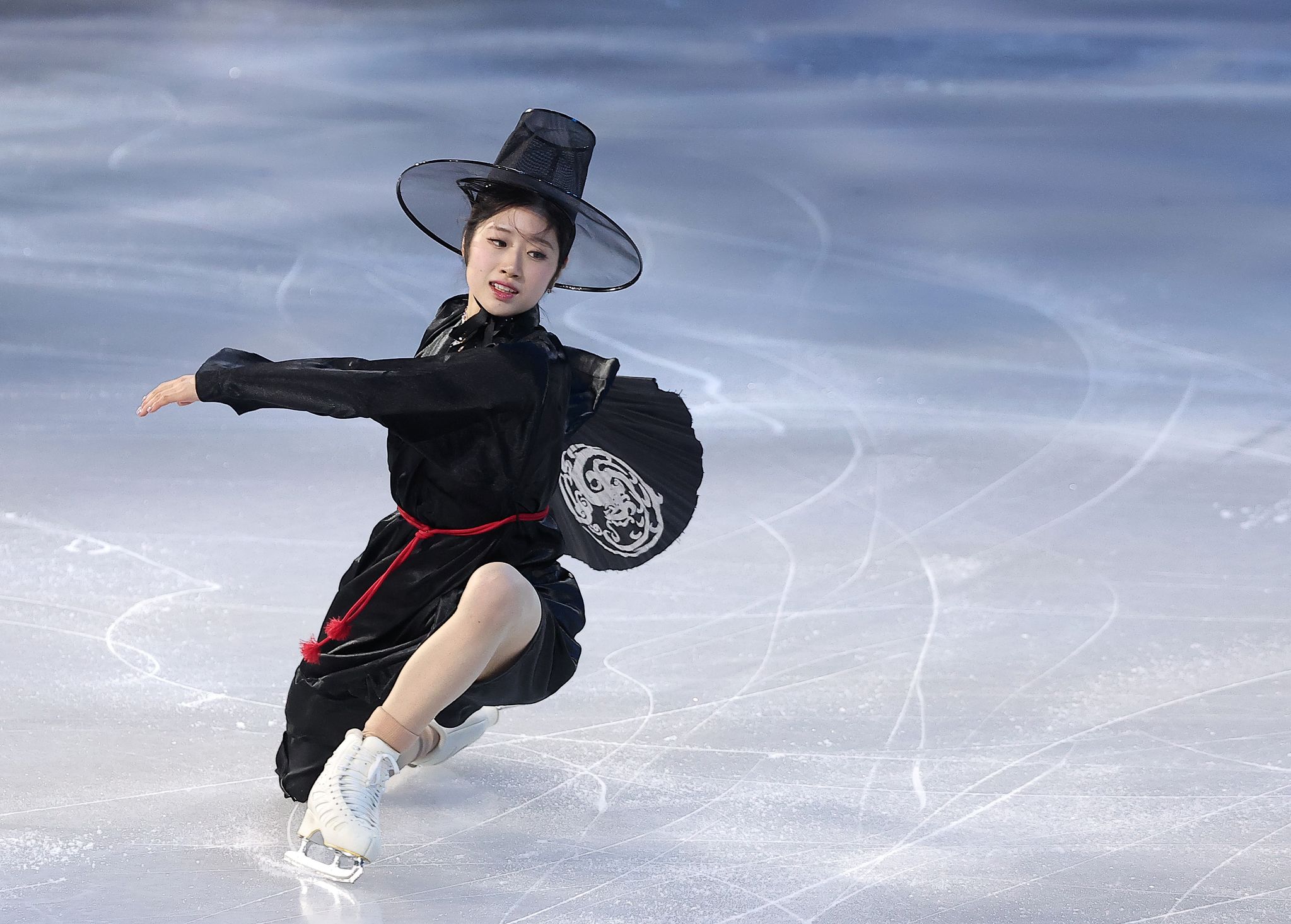 피겨 이해인이 21일(현지시간) 이탈리아 밀라노 아이스 스케이팅 아레나에서 열린 2026 밀라노·코르티나담페초 동계올림픽 피겨 갈라쇼에서 넷플릭스 '케이팝 데몬 헌터스' OST에 맞춰 연기를 펼치고 있다. 뉴스1