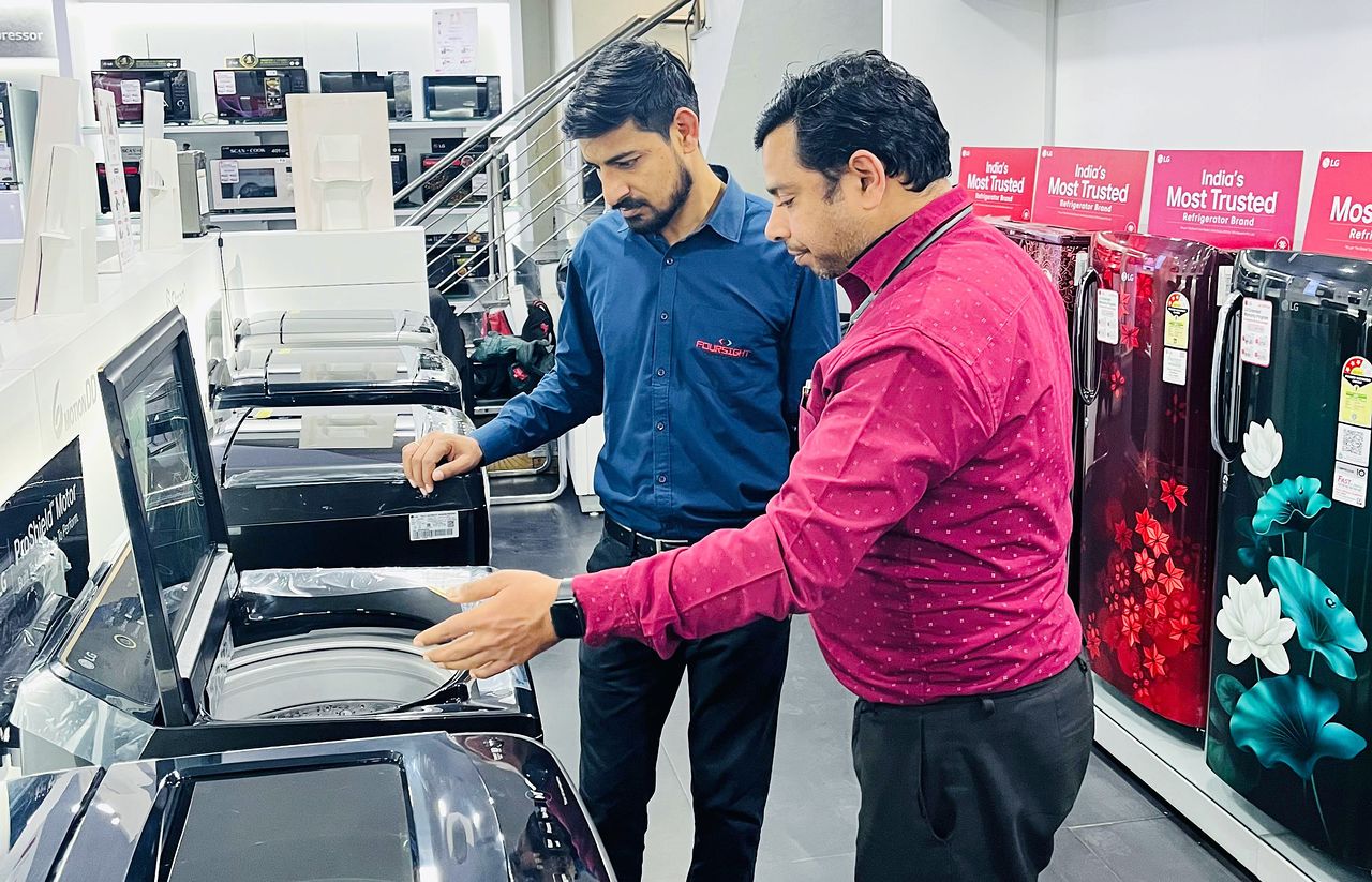 LG전자가 인도 고객의 취향, 라이프스타일, 구매력을 감안해 기획한 전용 가전 ‘에센셜 시리즈(Essential Series)’를 선보였다. 사진은 현지 가전 매장에서 판매 중인 에센셜 시리즈의 모습. 사진 LG전자