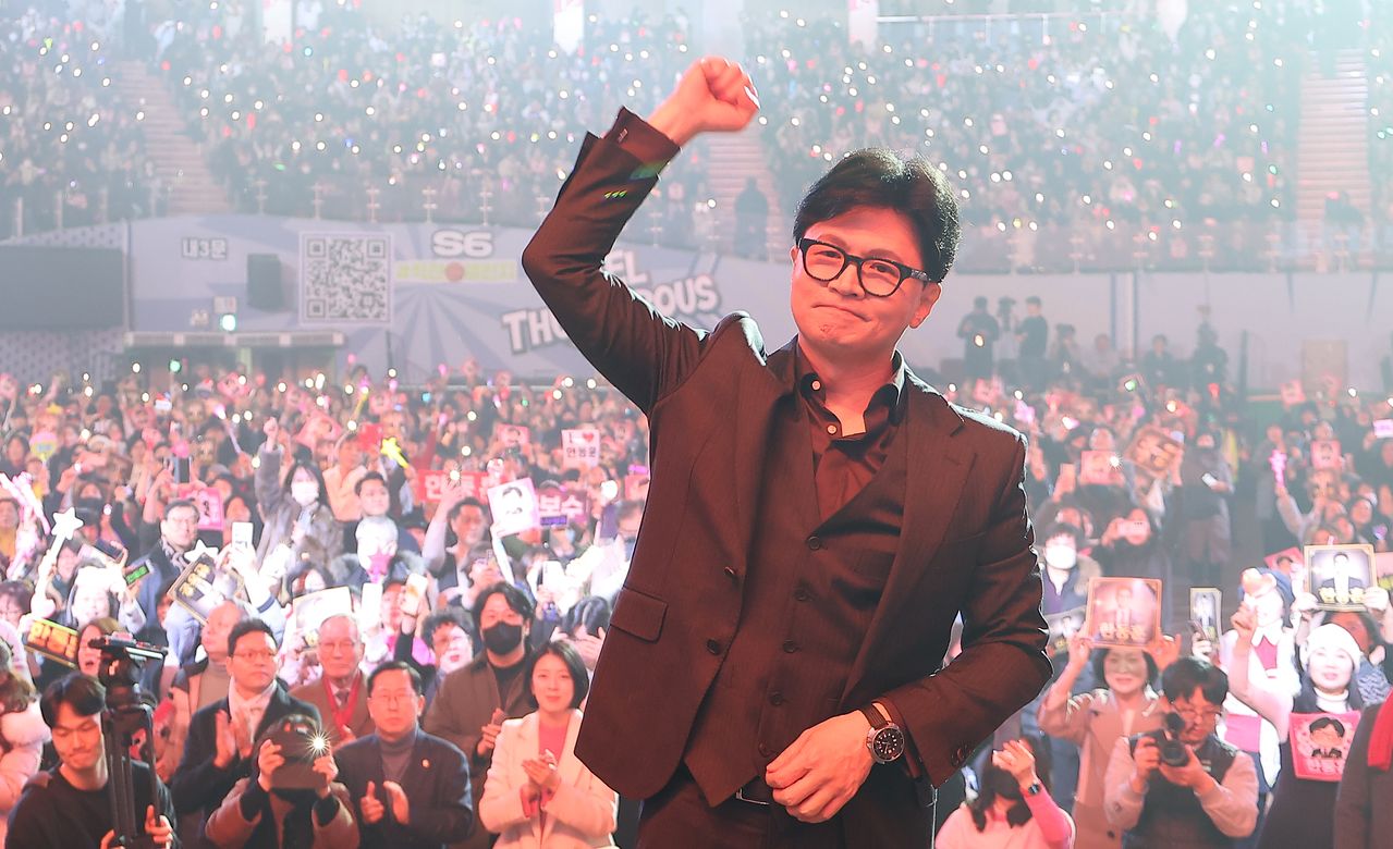 한동훈 전 국민의힘  대표가 8일 서울 송파구 잠실실내체육관에서 열린 토크콘서트에 입장하며 손을 들어 보이고 있다. 연합뉴스