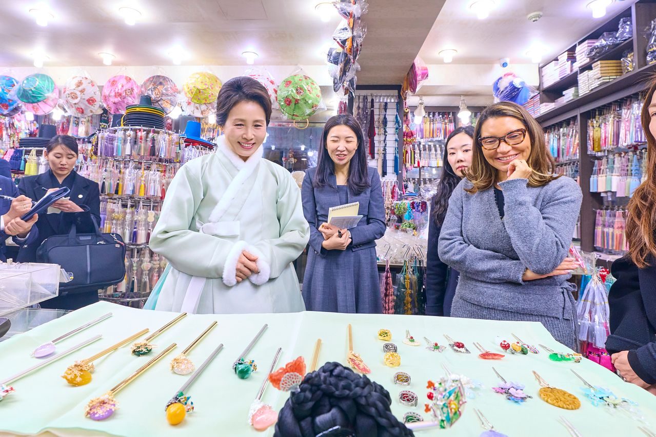 김혜경 여사와 루이스 이나시우 룰라 다시우바 브라질 대통령 부인 호잔젤라 다시우바 여사가 21일 서울 종로구 광장시장 내 한복가게를 찾아 비녀, 뒤꽃이 등을 살펴보고 있다. 사진 청와대 