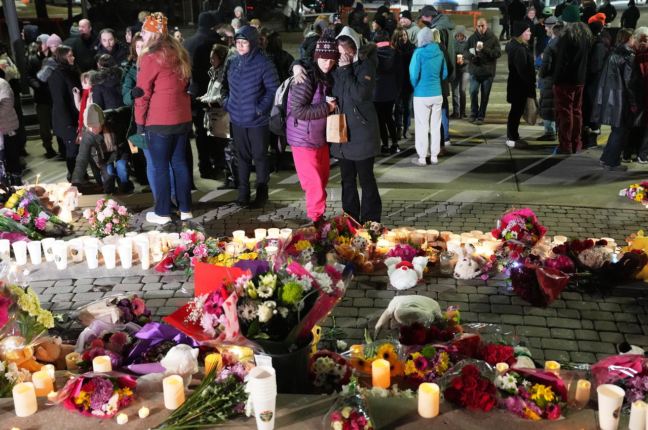 총격 사건으로 9명의 사망자가 발생한 캐나다 브리티시 컬럼비아주의 텀블러리지 마을에서 13일(현지시간) 추모객들이 희생자를 추모하는 모습. AP=연합뉴스