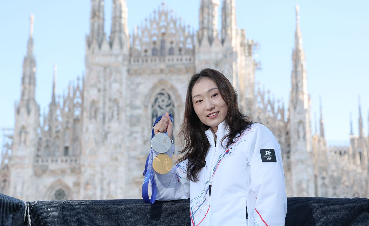 쇼트트랙 여자 1500m 은메달, 3000m 계주 금메달을 획득한 최민정이 21일(한국시간) 이탈리아 밀라노 두오모 대성당 광장에서 중앙일보와 인터뷰 하고 있다. 밀라노=김종호 기자