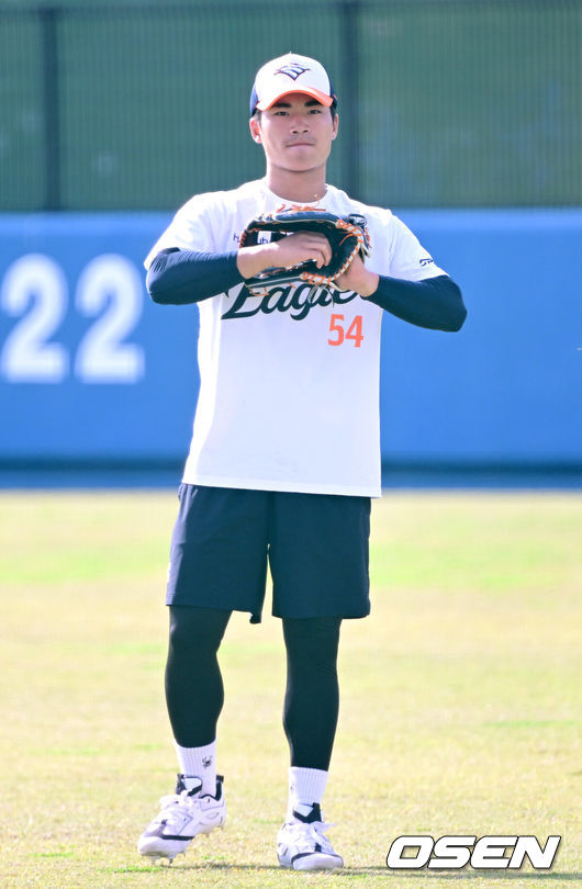[OSEN=오키나와(일본), 최규한 기자] 프로야구 한화 이글스가 21일 일본 오키나와 고친다 구장에서 스프링 캠프 훈련을 펼쳤다.한화는 이번 2차 오키나와 캠프에서 총 9차례의 연습경기를통해 전력을 가다듬을 예정이다.한화 오재원이 훈련을 펼치고 있다. 2026.02.21 / dreamer@osen.co.kr
