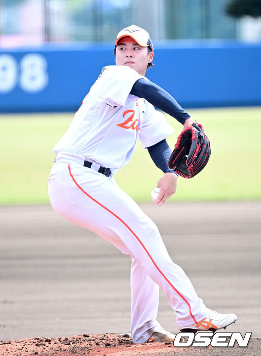 [OSEN=오키나와(일본), 최규한 기자] 2026 WBC(월드베이스볼클래식)를 준비하는 대한민국 야구 대표팀이 21일 오후 일본 오키나와 고친다 구장에서 프로야구 한화 이글스와 연습경기를 펼쳤다. 야구 대표팀은 오키나와에서 국내 팀들과 6차례 연습경기를 치르며 전력을 끌어올릴 예정이다.한화 선발 왕옌청이 힘차게 공을 뿌리고 있다. 2026.02.21 / dreamer@osen.co.kr