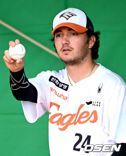 [OSEN=오키나와(일본), 최규한 기자] 프로야구 한화 이글스가 21일 일본 오키나와 고친다 구장에서 스프링 캠프 훈련을 펼쳤다.한화는 이번 2차 오키나와 캠프에서 총 9차례의 연습경기를통해 전력을 가다듬을 예정이다.한화 새 외국인 투수 오웬 화이트가 불펜 피칭을 펼치고 있다. 2026.02.21 / dreamer@osen.co.kr