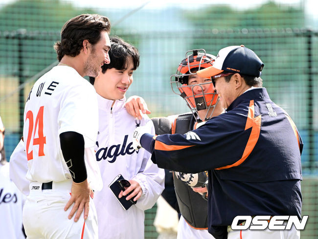 [OSEN=오키나와(일본), 최규한 기자] 프로야구 한화 이글스가 21일 일본 오키나와 고친다 구장에서 스프링 캠프 훈련을 펼쳤다.한화는 이번 2차 오키나와 캠프에서 총 9차례의 연습경기를통해 전력을 가다듬을 예정이다.한화 새 외국인 투수 오웬 화이트가 불펜 피칭을 펼친 뒤 양상문 코치와 인사를 나누고 있다. 2026.02.21 / dreamer@osen.co.kr