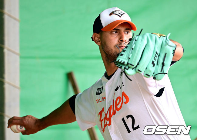 [OSEN=오키나와(일본), 최규한 기자] 프로야구 한화 이글스가 21일 일본 오키나와 고친다 구장에서 스프링 캠프 훈련을 펼쳤다.한화는 이번 2차 오키나와 캠프에서 총 9차례의 연습경기를통해 전력을 가다듬을 예정이다.한화 새 외국인 투수 윌켈 에르난데스가 불펜 피칭을 펼치고 있다. 2026.02.21 / dreamer@osen.co.kr