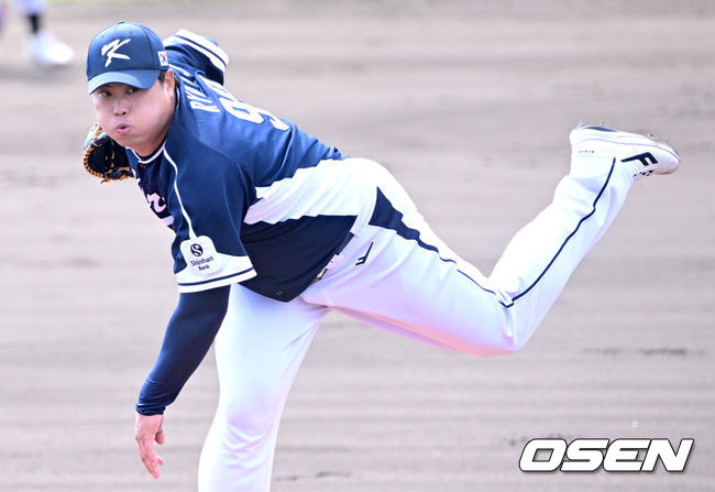 [OSEN=오키나와(일본), 최규한 기자] 2026 WBC(월드베이스볼클래식)를 준비하는 대한민국 야구 대표팀이 21일 오후 일본 오키나와 고친다 구장에서 프로야구 한화 이글스와 연습경기를 펼쳤다. 야구 대표팀은 오키나와에서 국내 팀들과 6차례 연습경기를 치르며 전력을 끌어올릴 예정이다.1회말 대표팀 선발 류현진이 힘차게 공을 뿌리고 있다. 2026.02.21 / dreamer@osen.co.kr