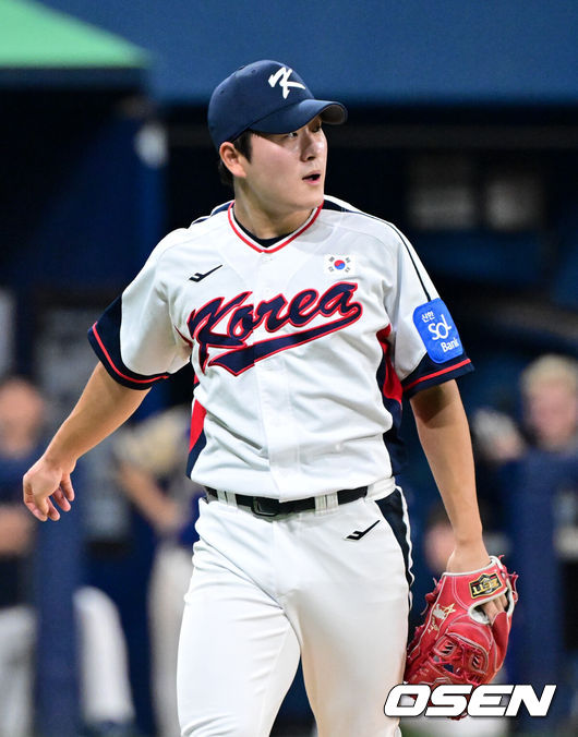 [OSEN=고척, 조은정 기자]8일 서울 구로구 고척스카이돔에서 ‘2025 NAVER K-BASEBALL SERIES’ 대한민국 야구 대표팀과 체코 야구 대표팀의 경기가 열렸다.한국은8일과 9일 2025 K-베이스볼 시리즈 체코 대표팀과의 2경기를 시작으로15일과 16일 양일에 걸쳐 도쿄돔에서 일본 대표팀과 2경기를 치른다.8회초 이닝을 마친 한국 김택연이 더그아웃으로 향하고 있다. 2025.11.08 /cej@osen.co.kr