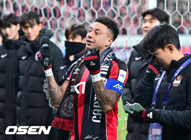 [OSEN=서월월드컵경기장, 박준형 기자] 제시 린가드(33, 서울)의 라스트 댄스는 무승부로 끝났다.FC서울은 10일 오후 서울월드컵경기장에서 2025~2026시즌 아시아축구연맹(AFC) 챔피언스리그 엘리트(ACLE) 리그 스테이지에서 린가드의 선제골이 터졌지만 지키지 못하고 멜버른 시티와 1-1로 비겼다.서울(2승3무1패, 승점 9)은 5위로 밀렸다. 멜버른 스티(3승1무2패, 승점 10점)는 4위다.경기종료 후 FC서울 린가드 고별행사에서 린가드가 팬들에게 하트를 보이고 있다.  2025.12.10 / soul1014@osen.co.kr