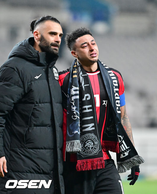 [OSEN=서월월드컵경기장, 박준형 기자] 제시 린가드(33, 서울)의 라스트 댄스는 무승부로 끝났다.FC서울은 10일 오후 서울월드컵경기장에서 2025~2026시즌 아시아축구연맹(AFC) 챔피언스리그 엘리트(ACLE) 리그 스테이지에서 린가드의 선제골이 터졌지만 지키지 못하고 멜버른 시티와 1-1로 비겼다.서울(2승3무1패, 승점 9)은 5위로 밀렸다. 멜버른 스티(3승1무2패, 승점 10점)는 4위다.경기종료 후 FC서울 린가드 고별행사에서 린가드가 눈물을 보이고 있다.  2025.12.10 / soul1014@osen.co.kr