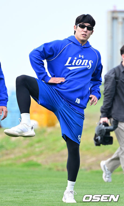 [OSEN=오키나와(일본), 최규한 기자] 프로야구 삼성 라이온즈가 29일 오후 일본 오키나와 온나손 아카마구장에서 스프링 캠프를 차리고 구슬땀을 흘렸다.삼성은 이번 2차 캠프에서 훈련 뿐 아니라 WBC 대표팀, 국내 팀들과 연습경기도 펼칠 계획이다.삼성 원태인이 훈련을 펼치고 있다. 2026.02.19 / dreamer@osen.co.kr