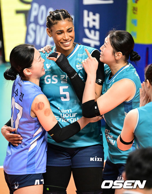 [OSEN=장충, 조은정 기자]16일 오후 서울 장충체육관에서 ‘진에어 2025~2026 프로배구 V리그’ 여자부 GS칼텍스와 페퍼저축은행의 경기가 열렸다.홈팀 GS칼텍스는 15승 13패 승점 44로 4위, 방문팀 현대건설은 17승 11패 승점 51로 2위를 달리고 있다.1세트 GS칼텍스가 실바 득점에 기뻐하고 있다. 2026.02.16 /cej@osen.co.kr